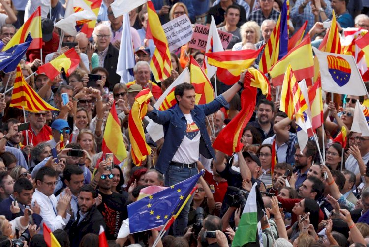 Главу правительства Санчеса критикует испанская оппозиция