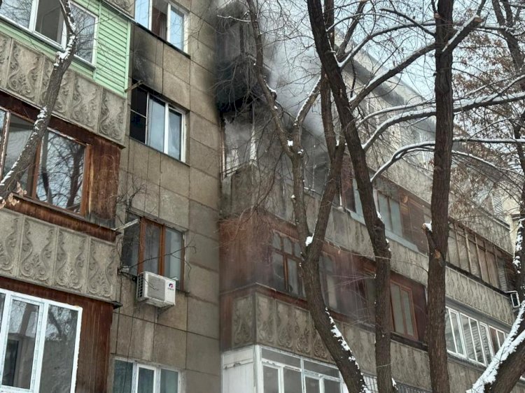 В течение часа удалось потушить пожар многоквартирном доме в Алматы