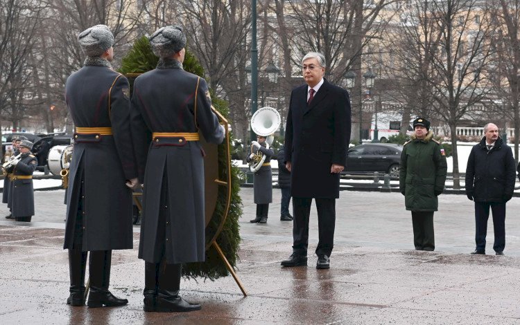 Президент Казахстана возложил цветы к Могиле неизвестного солдата