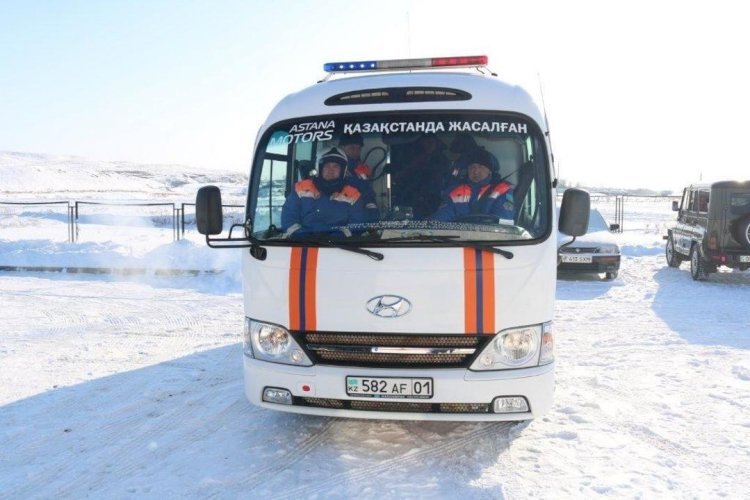 Полицейские ВКО спасли замерзающего на трассе дальнобойщика из Турции