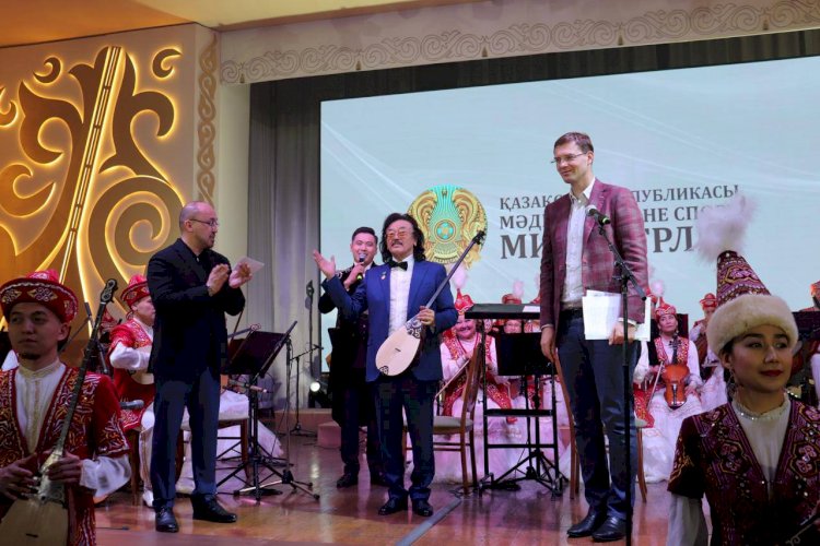 Два ведущих оркестра страны получили в подарок новые музыкальные инструменты