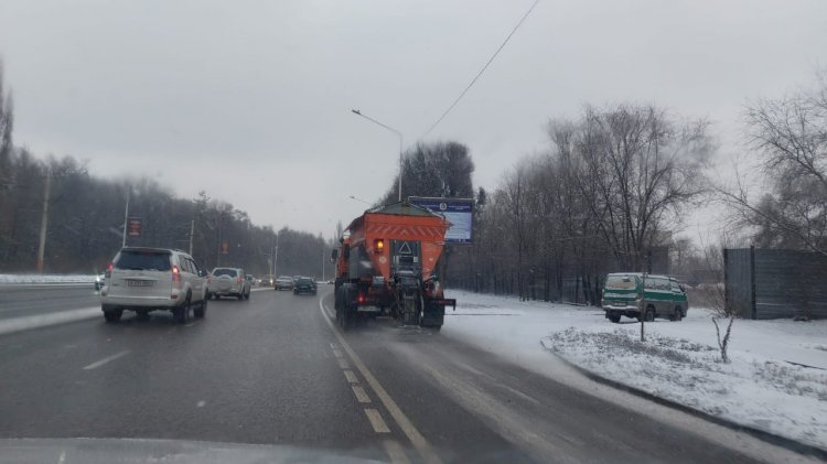 Более 400 единиц техники чистят снег в Алматы