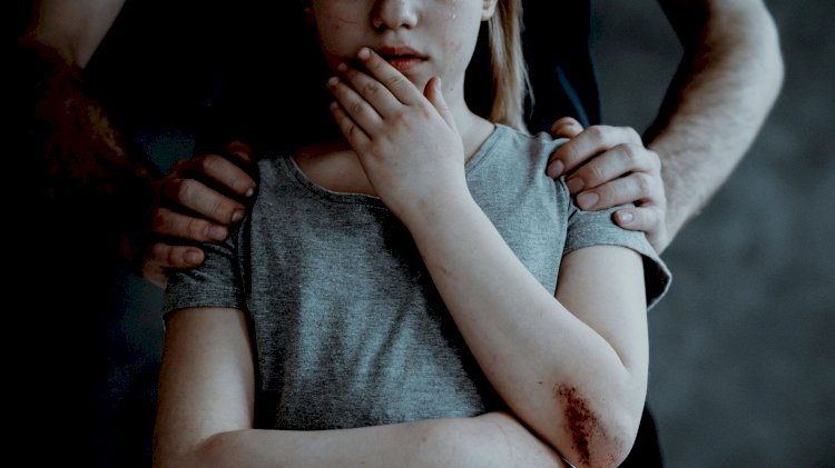 За изнасилование родной несовершеннолетней дочери акмолинец получил 16 лет тюрьмы
