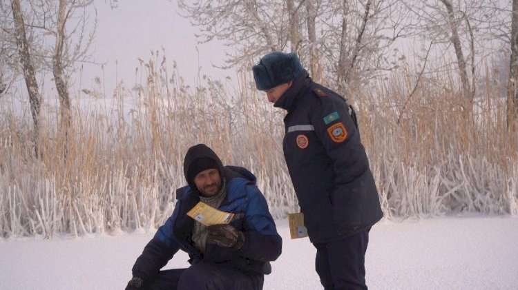 Казахстанские спасатели проводят рейды на водоемах в местах зимней рыбалки