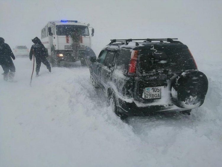 С начала зимы на казахстанских автодорогах спасены 900 человек