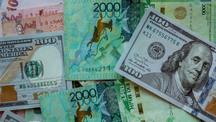 Тенге укрепился, а рубль ослаб по отношению к доллару