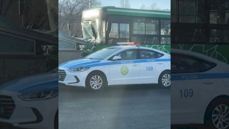 Автобус врезался в подземный переход алматинского метро