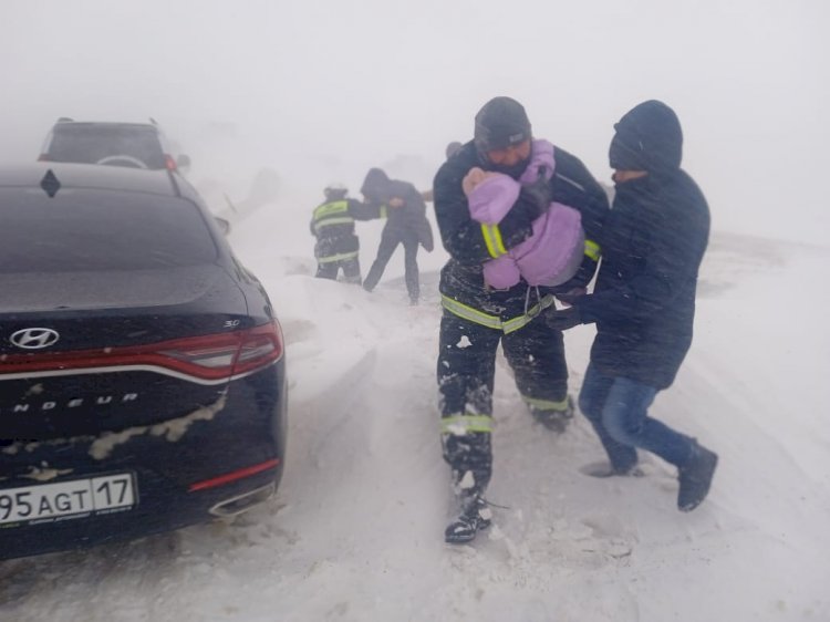 На перевале Шакпак спасатели вызволили из снежного плена 110 человек