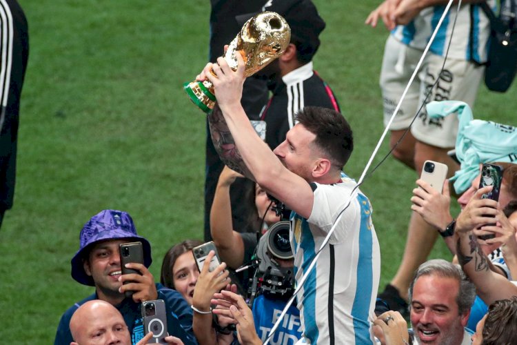 Месси на историческом снимке держит фейковый Кубок мира