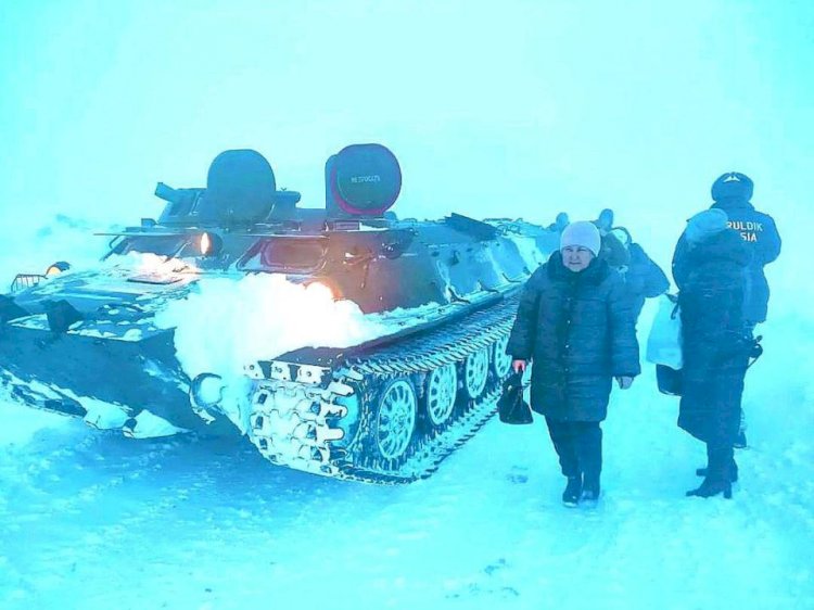 Военные на бронетехнике спасают людей, попавших в снежный буран на трассе