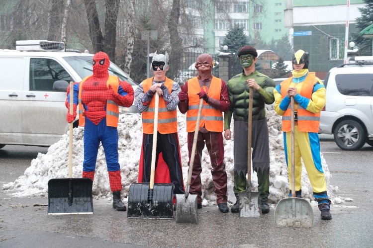 Супергерои чистили снег на улицах Алматы