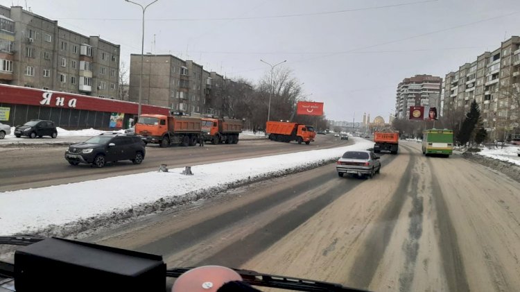 Военнослужащие МЧС РК помогают вывозить снег с улиц Семея