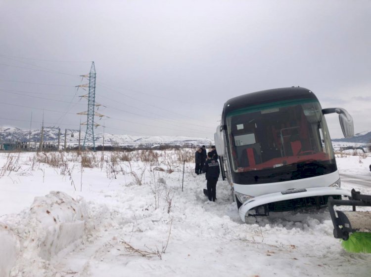 Автобус с детьми из-за гололеда съехал на обочину дороги в «Акбулаке»