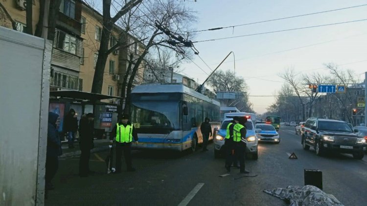 Водитель троллейбуса погиб в ДТП в Алматы