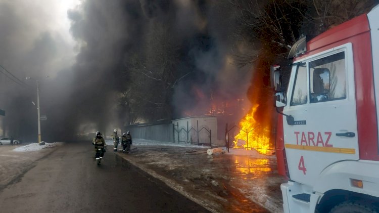 Крупный пожар произошел на рынке в Жамбылской области