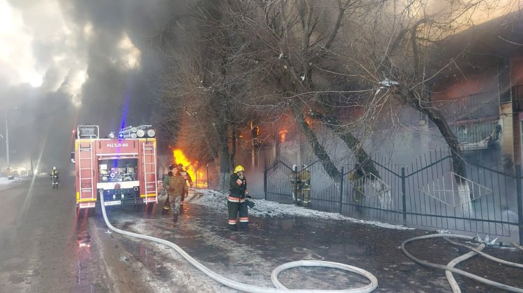 Спасателя ударило током при тушении пожара на рынке в Таразе