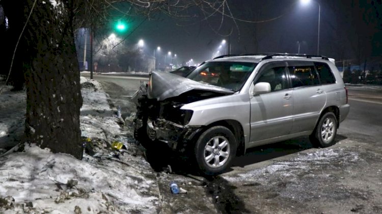 Автомобиль врезался в дерево в Алматы