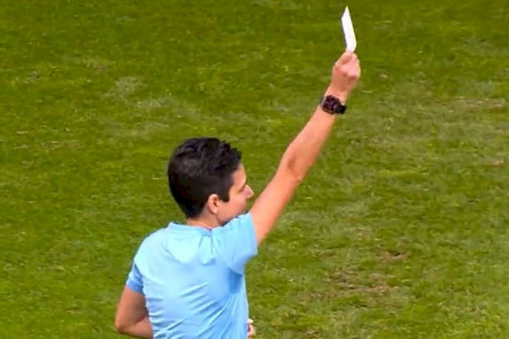Судья впервые в истории футбола показала белую карточку