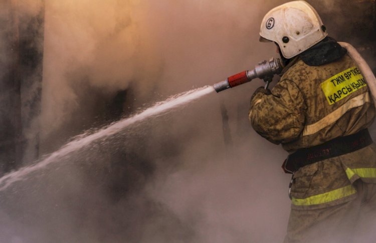 В МЧС РК поделились видеозаписью с экшн-камеры огнеборца по время тушения пожара