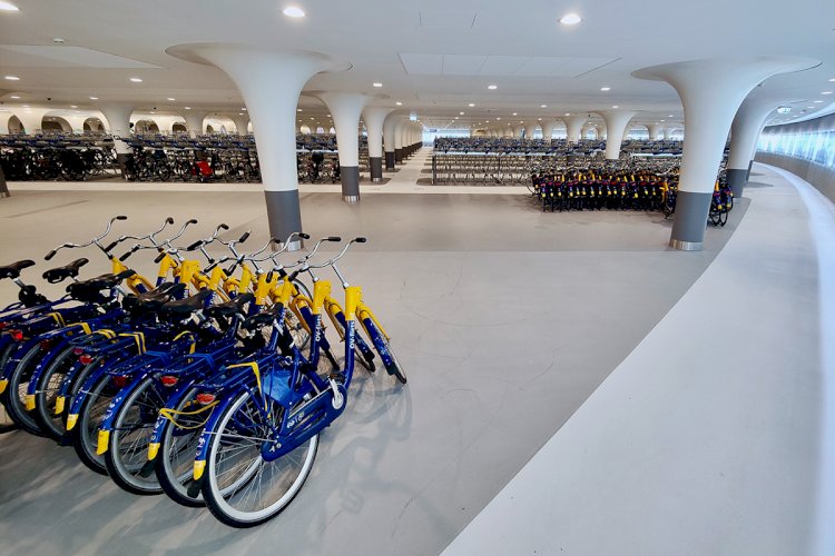 В Амстердаме построили подводный паркинг для велосипедов
