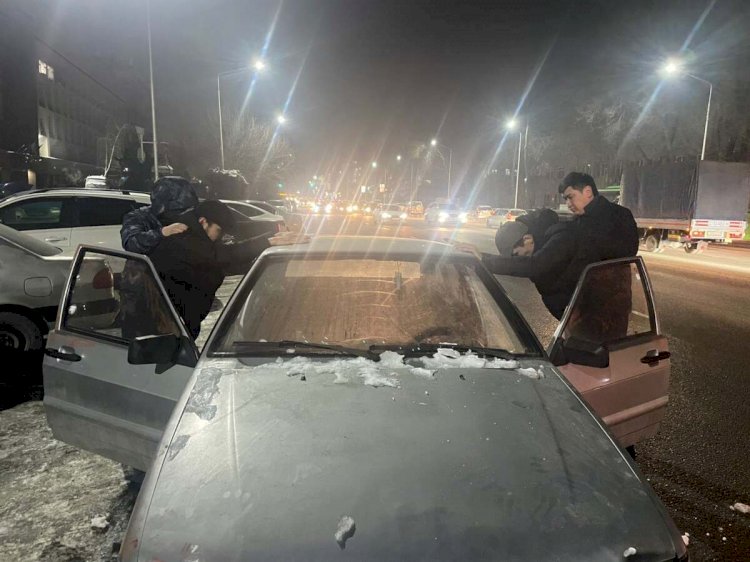 Машину угнали с парковки одного из торговых домов в Алматы