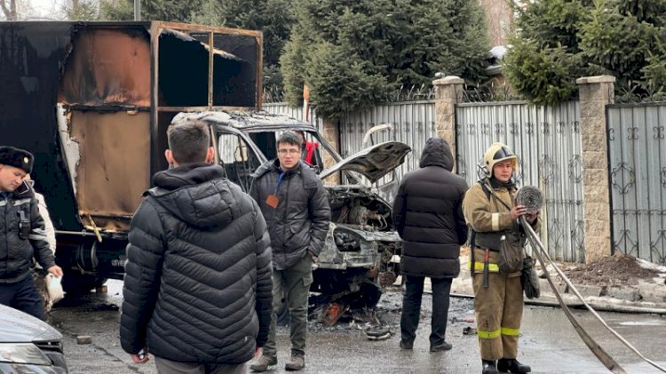 «Газель» с газобалонным оборудованием загорелась на улице в Алматы