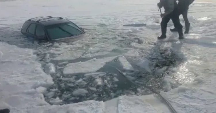 Авто провалилось под лед на Капшагае