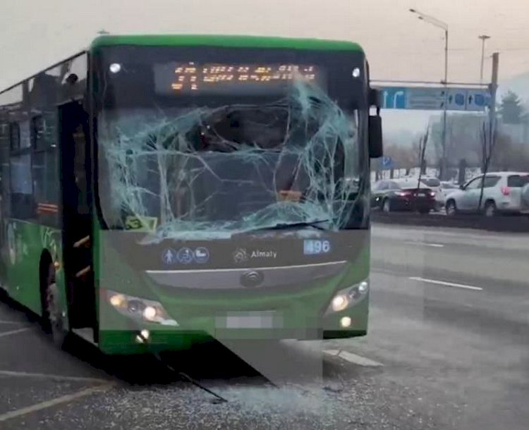 В Алматы при столкновении автобусов пострадали шесть человек