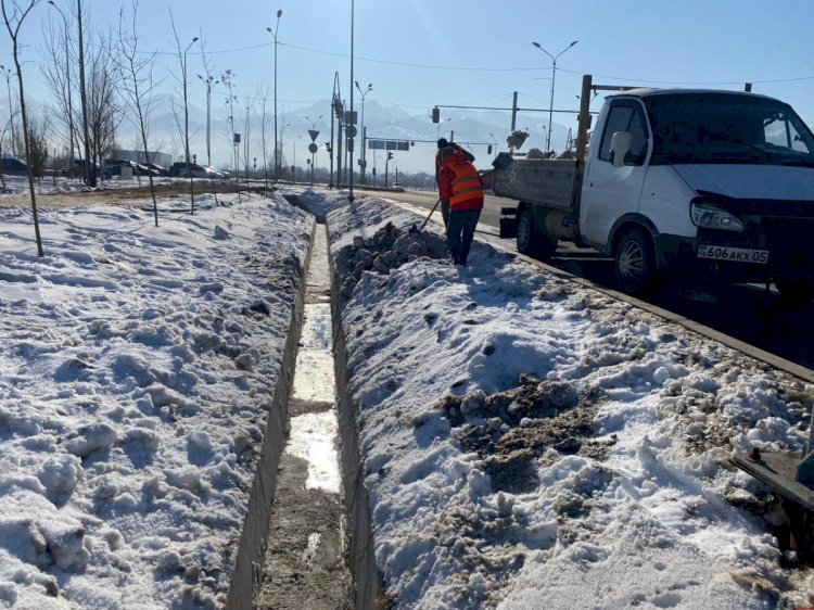 В Алматы начали массовую очистку арычных сетей