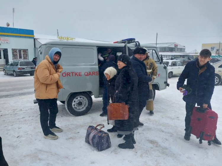 В РК на закрытых из-за непогоды трассах наблюдается массовое скопление автотранспорта