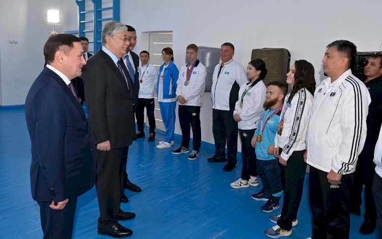 Президент встретился с именитыми спортсменами и тренерами Степногорска