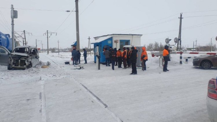 Трое человек погибли при столкновении автомобиля с поездом в Акмолинской области