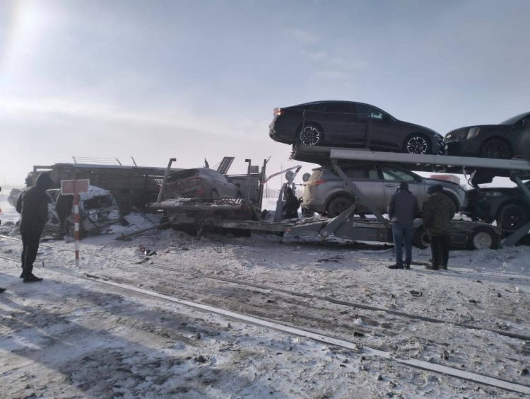 Автовоз и рабочий поезд столкнулись в Актюбинской области