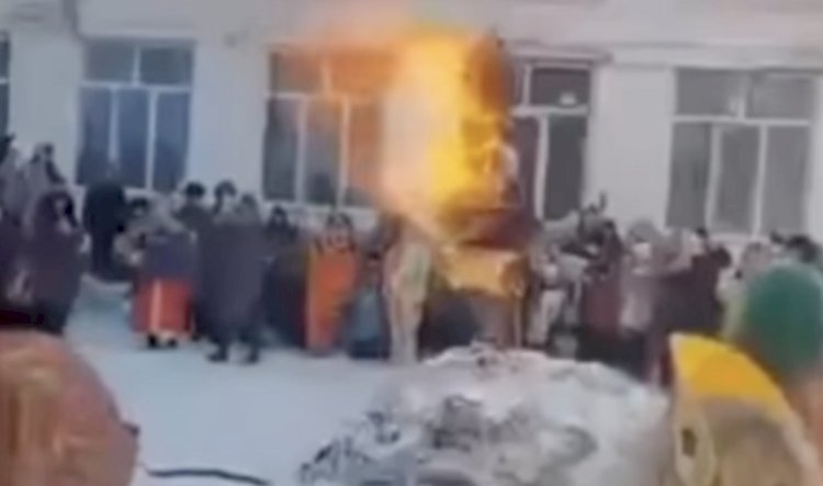 Директора школы в Атырау наказали за сжигание чучела на Масленицу