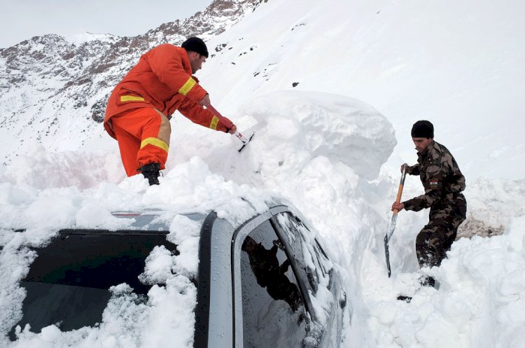 Разгул стихии: в ВКО устраняют последствия схода снежной лавины