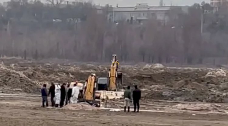 Экскаваторы застряли на озере Сайран в Алматы