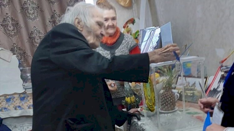 103-летний ветеран Великой Отечественной войны проголосовал в Алматы