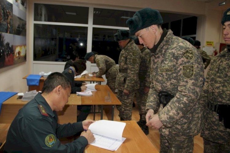 Военнослужащие Вооруженных сил РК завершили голосование на избирательных участках в военных городках