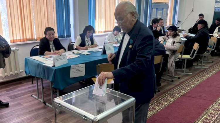 Писатель-драматург Дулат Исабеков проголосовал в Алматы