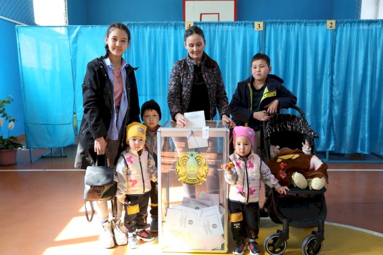 Многодетная семья пришла на избирательный участок №53 в Алматы