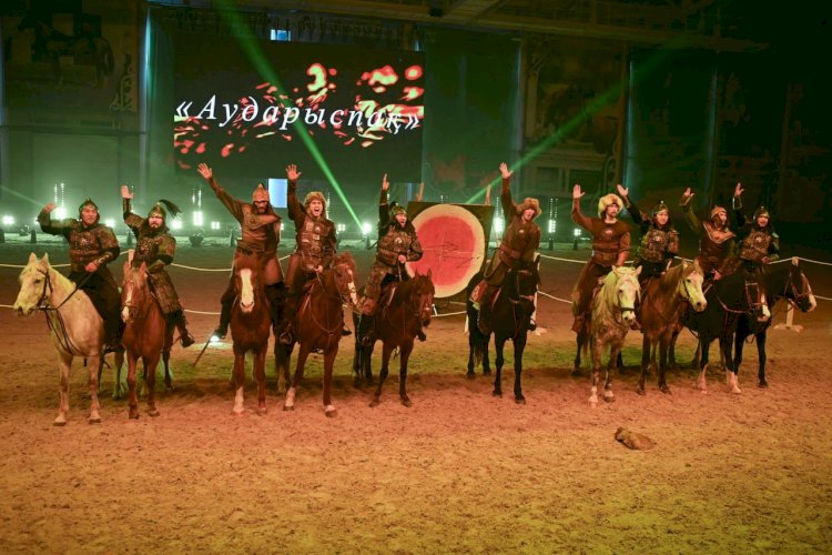 Глава государства побывал на шоу конных наездников Nomad Stunts