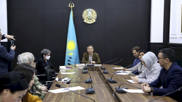 Аспекты партийного строительства обсудили международные эксперты в Алматы