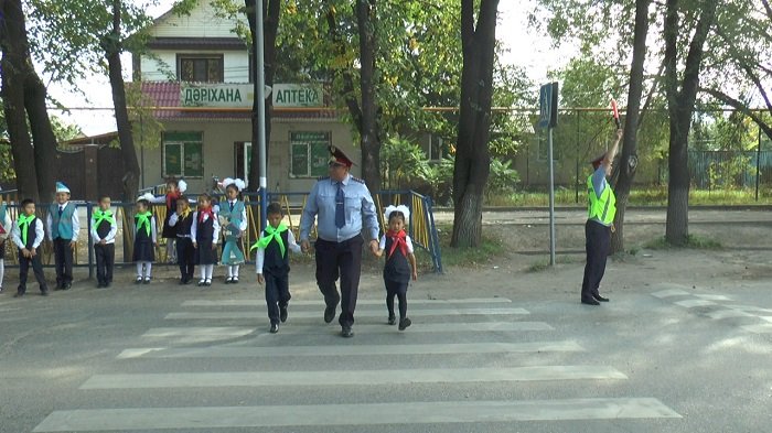 Полицейские Алматы учат младшеклассников безопасности на дорогах