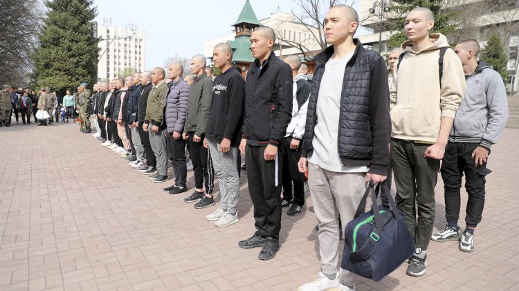 В парке им. 28 гвардейцев-панфиловцев торжественно проводили призывников
