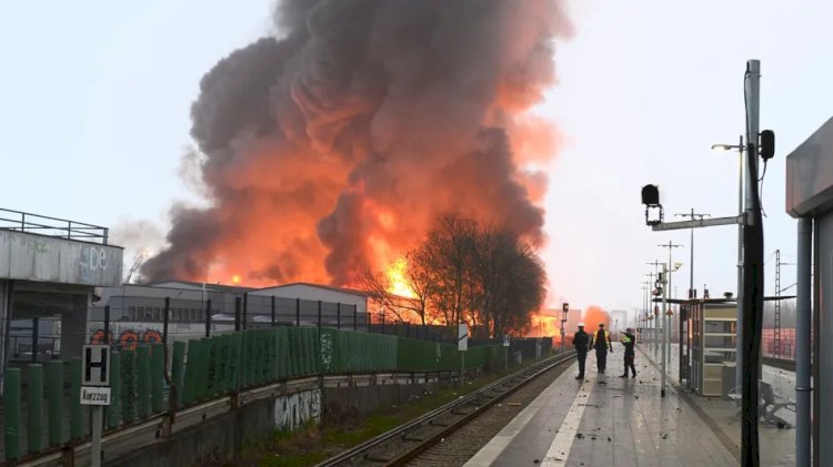 В Гамбурге после крупного пожара на складах образовалось ядовитое облако дыма