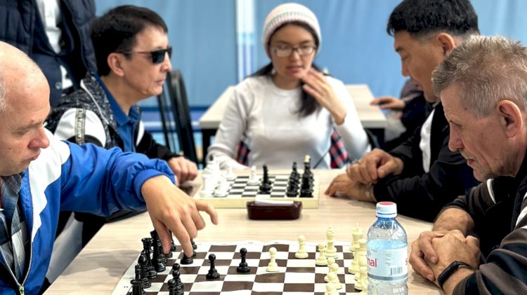 В Алматы люди с ограниченными возможностями выясняли, кто лучше играет в шахматы
