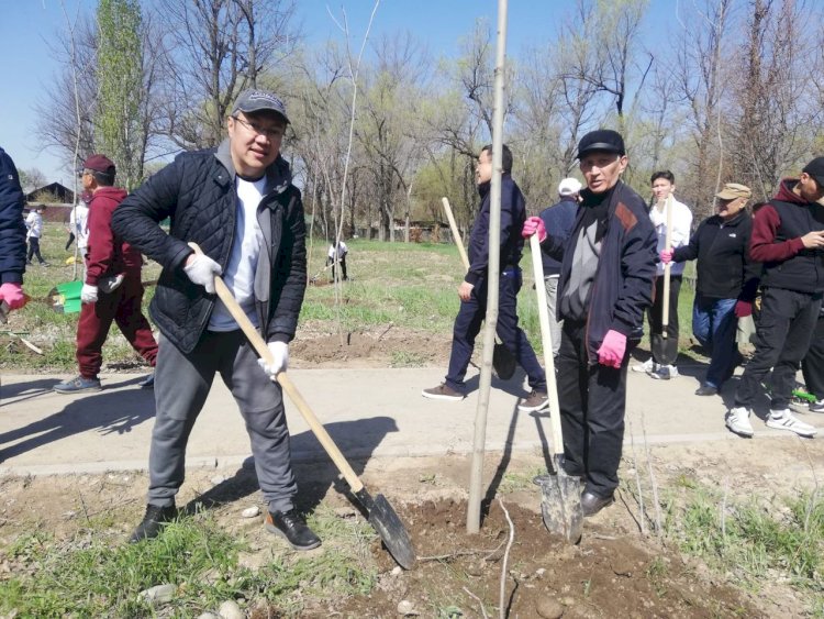 В парке «Желтоксан-86» пришедших на субботник горожан встретили концертом