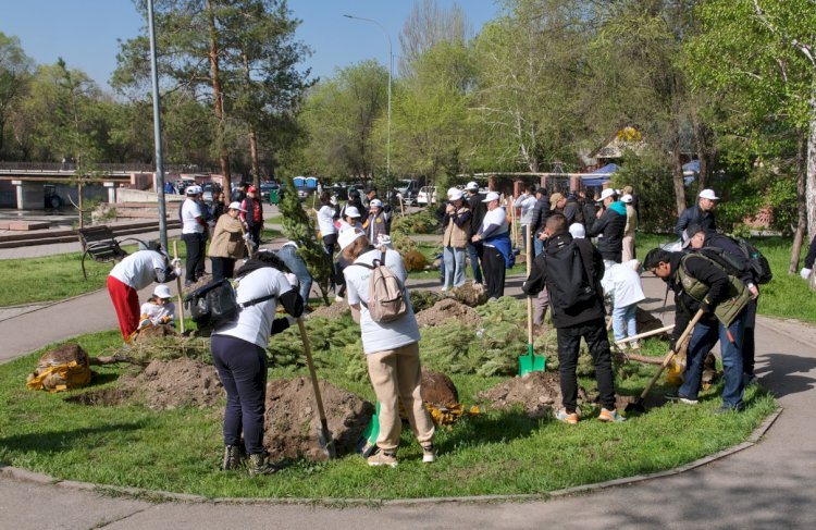 На общегородском субботнике в Алматы собрано 15 тысяч кубометров мусора и высажено 5 тысяч деревьев