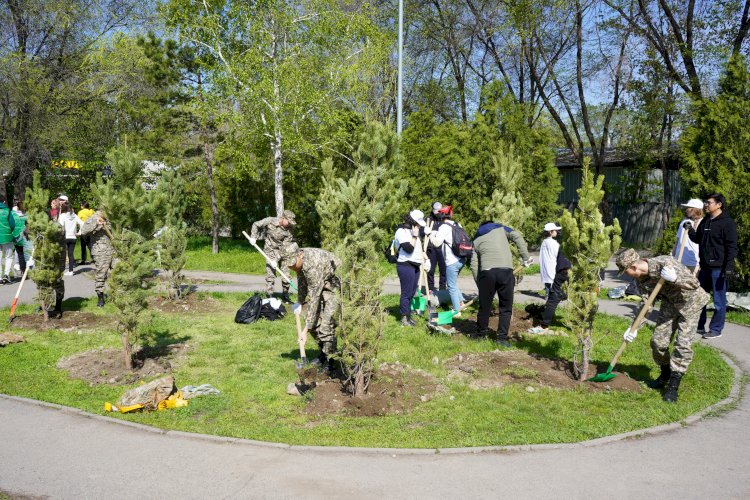 В Алматы более 100 военных курсантов приняли участие в экоакции