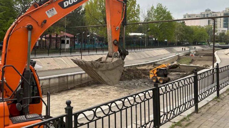 Механическую очистку русла реки Есентай проводят в Алматы